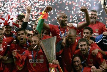 16 de Mayo de 2007, final de la Copa de la UEFA entre el Sevilla y el Espanyol disputada en Glasgow. Los jugadores felices tras la victoria.