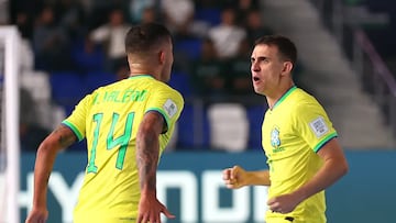 Marcel celebra un gol con Felipe Valerio.