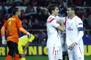 2-1. Denis Suárez celebró el segundo tanto con José Antonio Reyes.