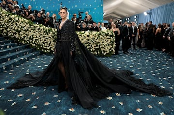 Dua Lipa posa en la alfombra roja de la MET Gala 2025.