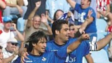 <b>TODO UN HAT TRICK. </b>Los tres goles de Pachón hicieron estallar de júbilo a sus compañeros (en la imagen con Míchel) y al Coliséum.