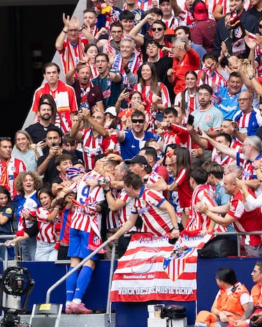 Alexander Sørloth celebra el 2-2 para el Atlético de Madrid con los aficionados. 