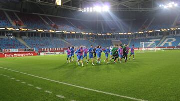 Los jugadores del Getafe calientan sobre el césped del estadio del Trabzonspor.