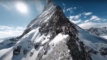 El Matterhorn con el sol al fondo, nevado.