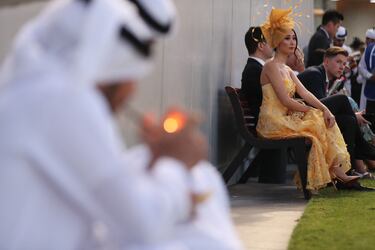 La moda de los sombreros imposibles llega a Dubái