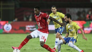 Cairo (Egypt), 26/09/2020.- Al Ahly player Junior Ajayi (L) in action against Tanta player Walid Ahmed (R) during the Egyptian Premier League soccer match between Tanta and Al Ahly SC, in Cairo, Egypt, 26 September 2020.&nbsp; (Egipto) EFE/EPA/MOHAMED HOS