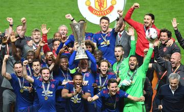 El Manchester United campeón de la Europa League. Wayne Rooney levanta el trofeo.