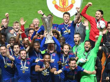 El Manchester United campeón de la Europa League. Wayne Rooney levanta el trofeo.