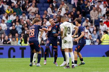 Los compañeros fueron a felicitar a Aspas por su asistencia a Swedberg, sabiendo que este gol metía al Celta en el partido.