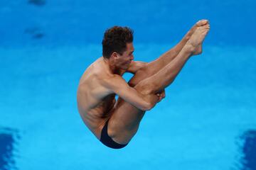 Nicolás García compitiendo en el salto de trampolín masculino. Su mejor puntuación le coloca fuera de las medallas, siendo primer reserva de la final.