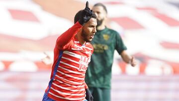 Luis Suárez celebrando un gol con Granada.