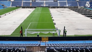 El césped del Bernabéu, durante su proceso de guardado en el hipogeo.