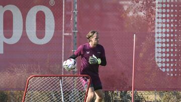 Orjan Nyland, durante el entrenamiento del Sevilla este domingo.