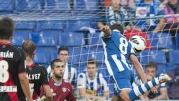 <b>DE CABEZA HACIA LA VICTORIA. </b>Stuani , entrando desde atrás y libre de marca, cabecea un balón centrado por Sergio García, el 3-2.