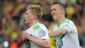 De Bruyne celebra con Perisic el segundo tanto del Wolfsburgo.