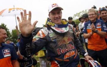 El piloto español Marc Coma del equipo Red Bull KTM Factory Rally celebra con su equipo la victoria en el Dakar 2015 al término de la última etapa de apenas 174 kilómetros entre Rosario y Buenos Aires. Coma (KTM) consiguió hoy su quinta corona del Dakar al finalizar primero en esta séptima edición sudamericana.