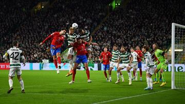 Mario Hermoso salta a defender una pelota ante Scales en el Celtic-Atl¨¦tico.