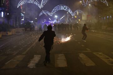 La capital belga y el país vecino han vuelto a ser el epicentro de algunos disturbios provocados por los aficionados de la selección marroquí tras su eliminación del Mundial. Se lanzaron petardos y bombas de humo hacia la policía.