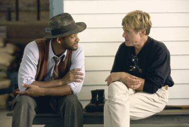 El actor Will Smith conversa con el director Robert Redford en el set de "La leyenda de Bagger Vance", en el 2000.