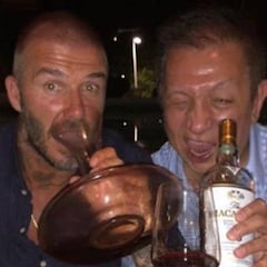 Con vino y sonrisas, así felicita Beckham a Peter Lim por su cumpleaños