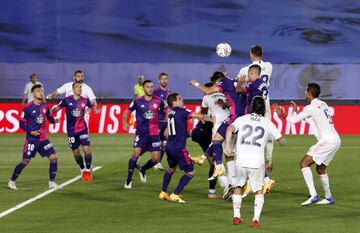 Cabezazo de Jovic y parada de Roberto.