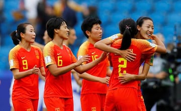 Soccer Football - Women's World Cup - Group B - China v Spain - Stade Oceane, Le Havre, France - June 17, 2019 China's Yuping Lin, China's Shanshan Liu and team mates celebrate after the match REUTERS/Phil Noble