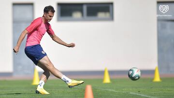 Juan Villar afina punter&iacute;a en un entrenamiento.