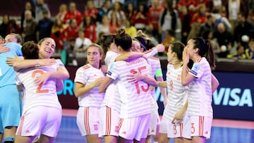 GRAF7946. OPORTO (PORTUGAL), 12/03/2017.- Las jugadoras de la selección española celebran la victoria ante Rusia, al término del partido correspondiente a las semifinales del Europeo femenino de fútbol sala disputado este viernes en Oporto. EFE/Carlos García