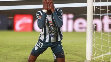 AME4820. PACHUCA (MÉXICO), 08/05/2024.- Andres Micolta de Pachuca reacciona este miércoles, en un partido de los cuartos de final del torneo Clausura 2024 la Liga MX entre Águilas del América y Tuzos del Pachuca, en el estadio Hidalgo de la ciudad de Pachuca México). EFE/ David Martínez Pelcastre