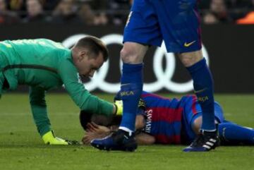 Ter Stegen se interesa por Rafinha tras un golpe en la cabeza.