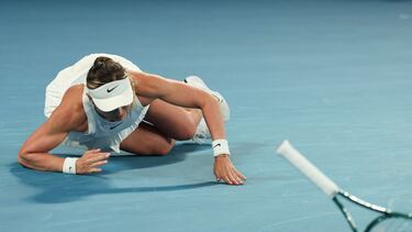 Paula Badosa cayó al suelo durante un momento del partido.