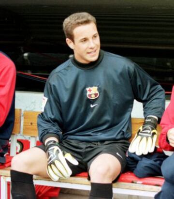 Es hijo del tambi谷n guardameta Miguel Reina. En 1995 pas車 al f迆tbol base del F. C. Barcelona, club en el que su padre hab赤a desarrollado la mayor parte de su carrera profesional. La temporada 2000/01 la empez車 en el filial en Segunda Divisi車n B, pero las sucesivas lesiones de los dos porteros del primer equipo, le permitieron debutar en Primera Divisi車n con tan solo dieciocho a?os. Fue el 2 de diciembre de 2000 en un partido ante el R. C. Celta de Vigo.