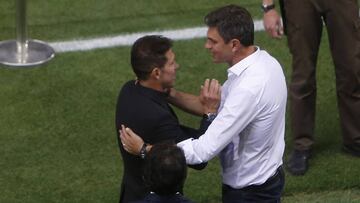 Simeone y Pellegrino se saludan durante un partido en el Calderón.