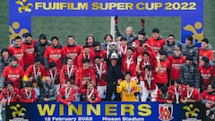El espa&ntilde;ol Ricardo Rodr&iacute;guez levanta la Supercopa de Jap&oacute;n con Urawa Red Diamonds.