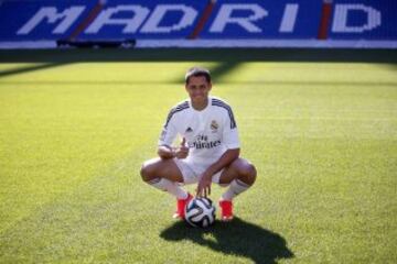 El delantero mexicano Javier 'Chicharito' Hern¨¢ndez, posa durante su presentaci¨®n como nuevo jugador del Real Madrid, esta tarde en el estadio Santiago Bernab¨¦u de Madrid.