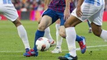 <b>EL MÁS BUSCADO. </b>Messi controla un balón en presencia de hasta tres futbolistas del Málaga.
