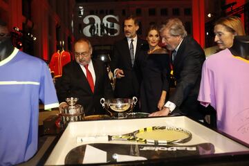 Sus Majestades los Reyes disfrutan de la exposición habilitada para la Gala. En la foto charlan con Iñigo Méndez de Vigo. 