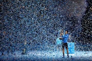 Novak Djokovic levanta su quinto trofeo de maestro, cuarto consecutivo, después de derrotar a Roger Federer.