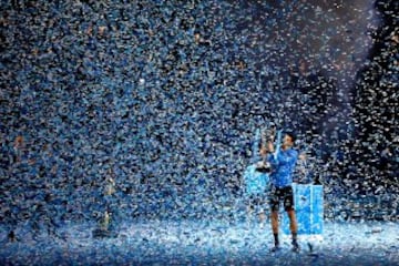 Novak Djokovic levanta su quinto trofeo de maestro, cuarto consecutivo, después de derrotar a Roger Federer.