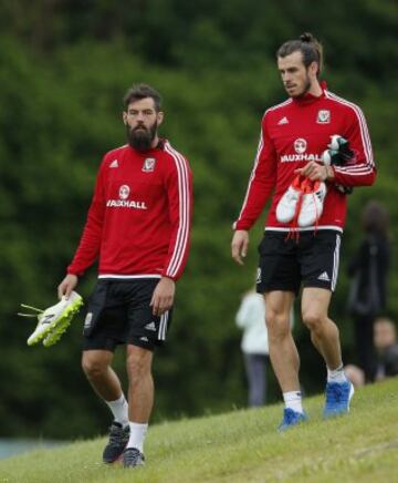 Joe Ledley y Gareth Bale.