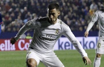 Eden Hazard, ayer durante el Levante-Real Madrid.