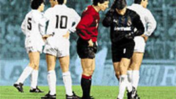 <b>BRECHA A BUYO EN 1989</b>. Un objeto que impactó en la cabeza de Buyo llevó a la suspensión del partido.