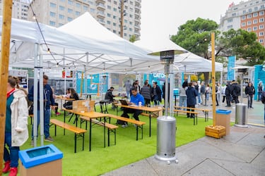 La Plaza de España de Madrid acoge la Fan Zone de los Miami Dolphins. 