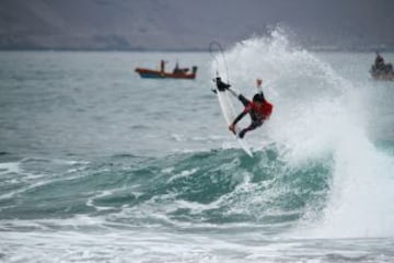 El Mundial de Surf Maui and Sons Arica Pro Tour 2015 , organizado por la Federación internacional de Surf, reune a 60 de los mejores raiders de todo el mundo. Ellos esperan domar la peligrosa ola “El Gringo” que rompe sobre las rocas, lo que la convierte en la competencia mas peligrosa en el circuito mundial.