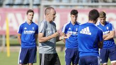 V&iacute;ctor Fern&aacute;ndez da instrucciones en el entrenamiento de esta ma&ntilde;ana en la Ciudad Deportiva.