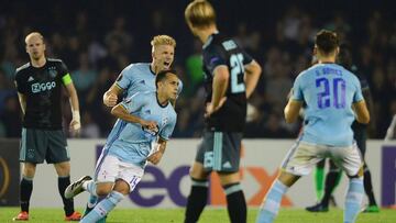 Celta Vigo&#039;s Chilean forward Fabian Orellana (C) celebrates with teammates  after scoring a goal during the Europa League football match RC Celta de Vigo vs AFC Ajax at the Balaidos stadium in Vigo on October 20, 2016. / AFP PHOTO / MIGUEL RIOPA