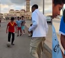 Hakimi baja de su auto para jugar con unos niños en las calles de Marruecos