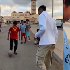 Huck em alguns meninos nas ruas de Marrocos são mais baixos que a máquina