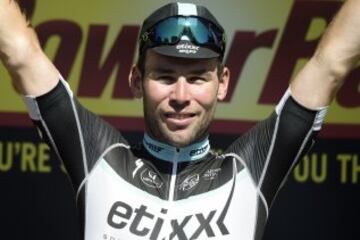 Mark Cavendish celebrando en el podio su victoria en la etapa de hoy.