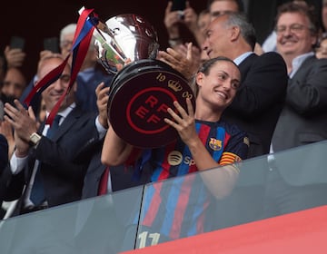 La capitana del Barcelona, Alexia Putellas, feliz tras recibir la copa de la Liga.  